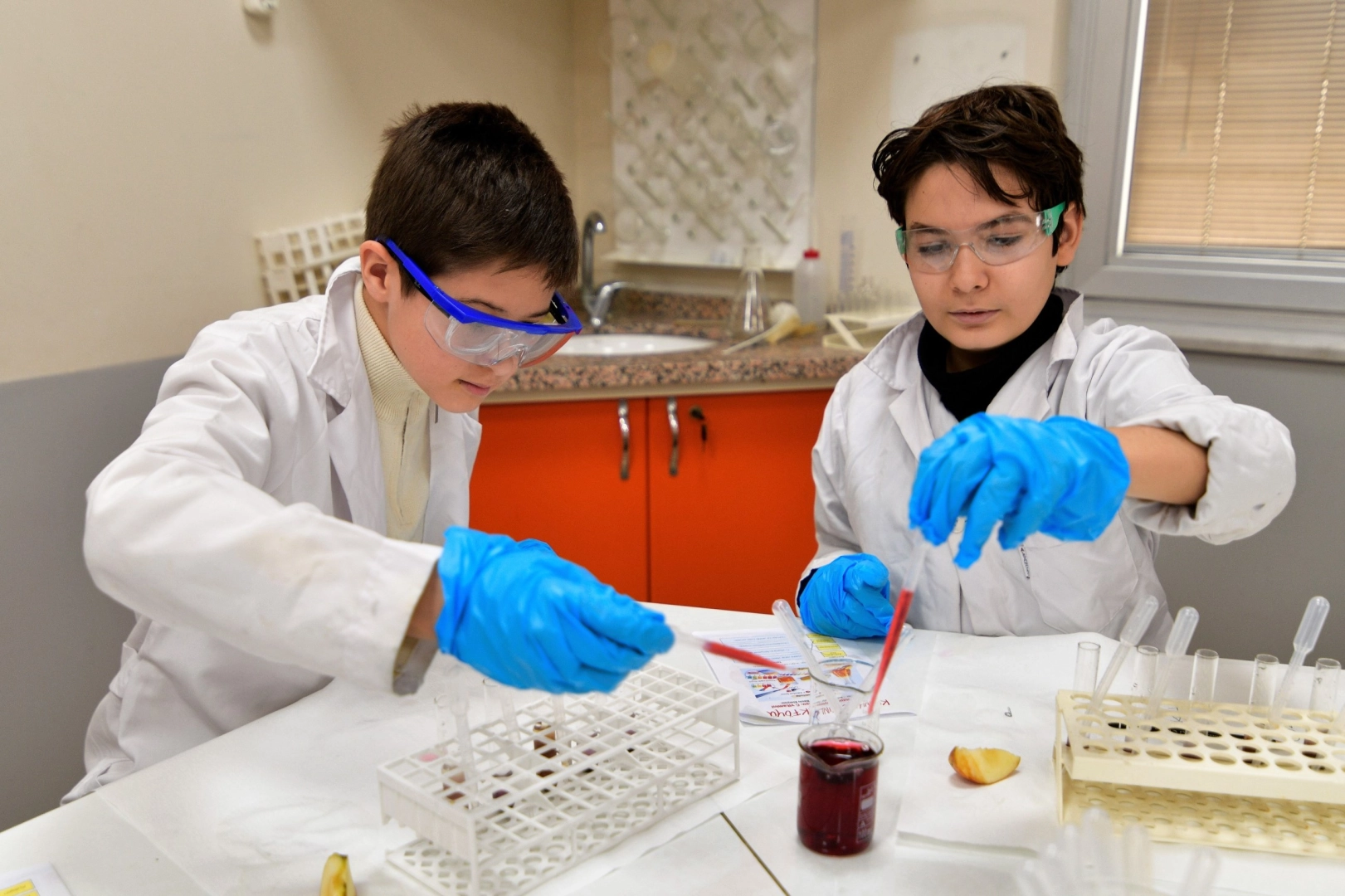 Bornovalı &ccedil;ocukların &ldquo;Mutfakta Bilim&rdquo; temasıyla keşif yolculuğu