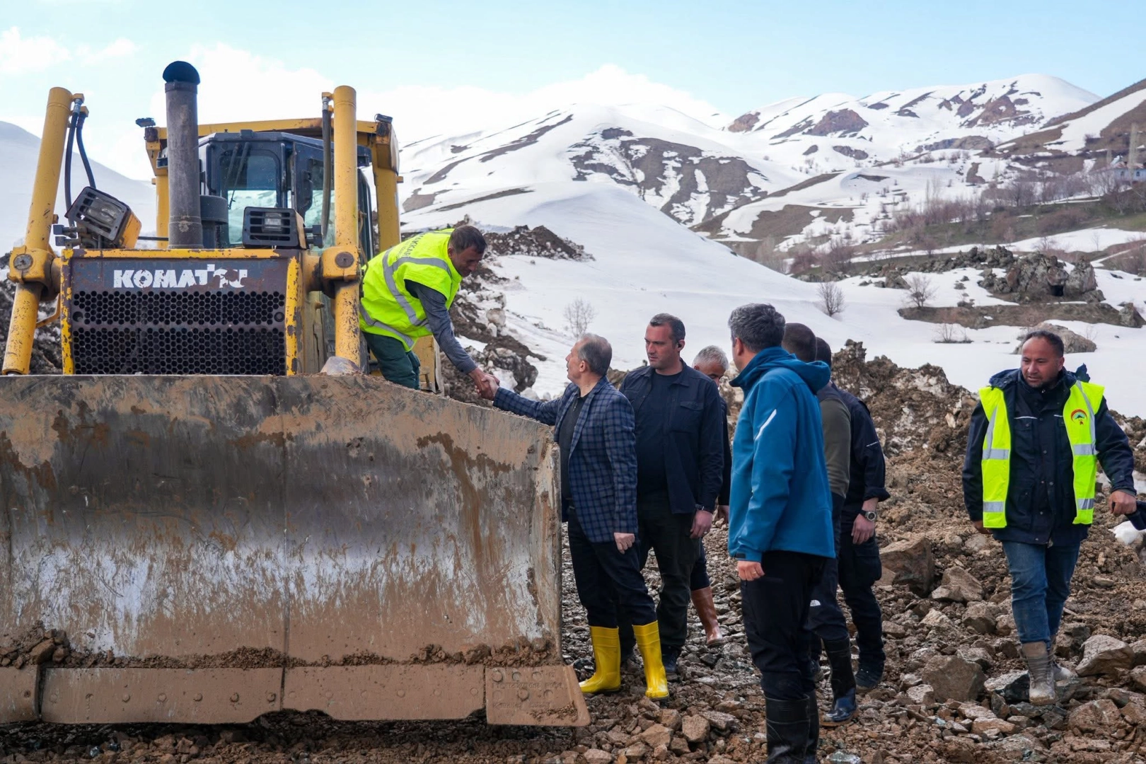 Hakk&acirc;ri&ndash;Van yolunda seferberlik... Heyelan sonrası &ccedil;alışmalar s&uuml;r&uuml;yor
