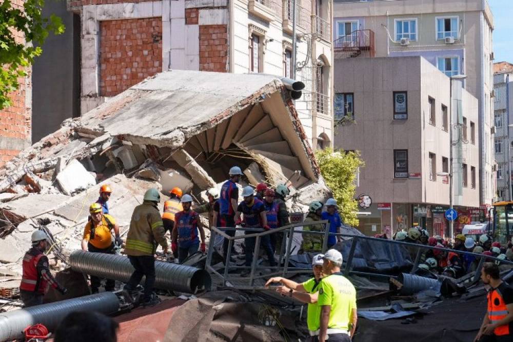 İstanbul'da üç katlı bina çöktü! Yaralılar çıkarılıyor!