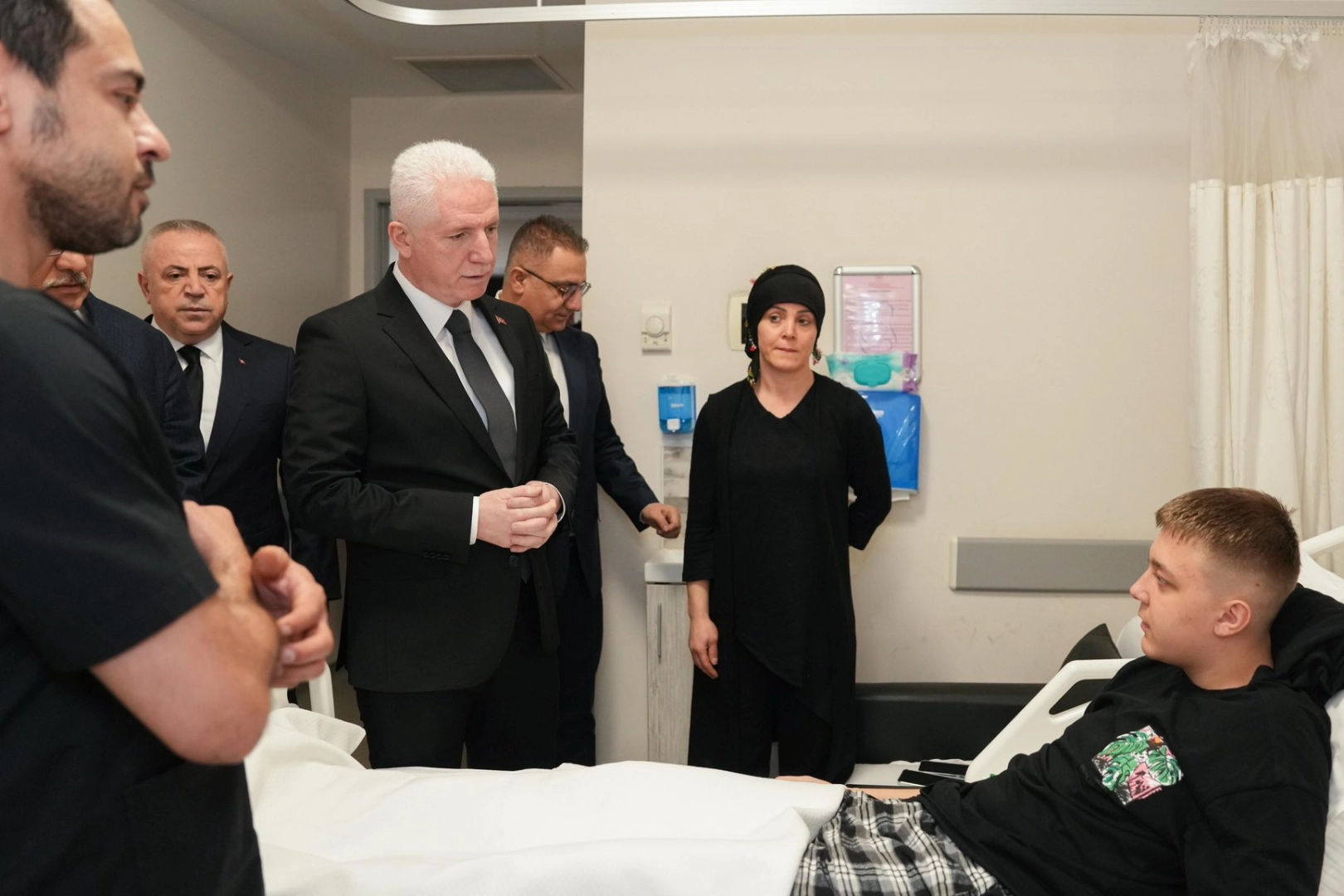 İstanbul Valisi G&uuml;l&rsquo;den yaralı liseliye ziyaret