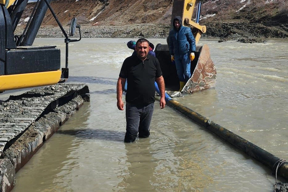 Ağrı&rsquo;da Muhtar Yavuz &Ouml;zen&rsquo;in girişimiyle su hattı onarıldı
