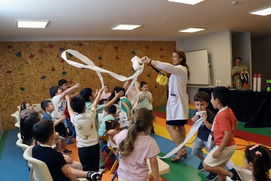 İstanbul'da minikler bilimin renkli d&uuml;nyasını eğlenerek keşfediyor