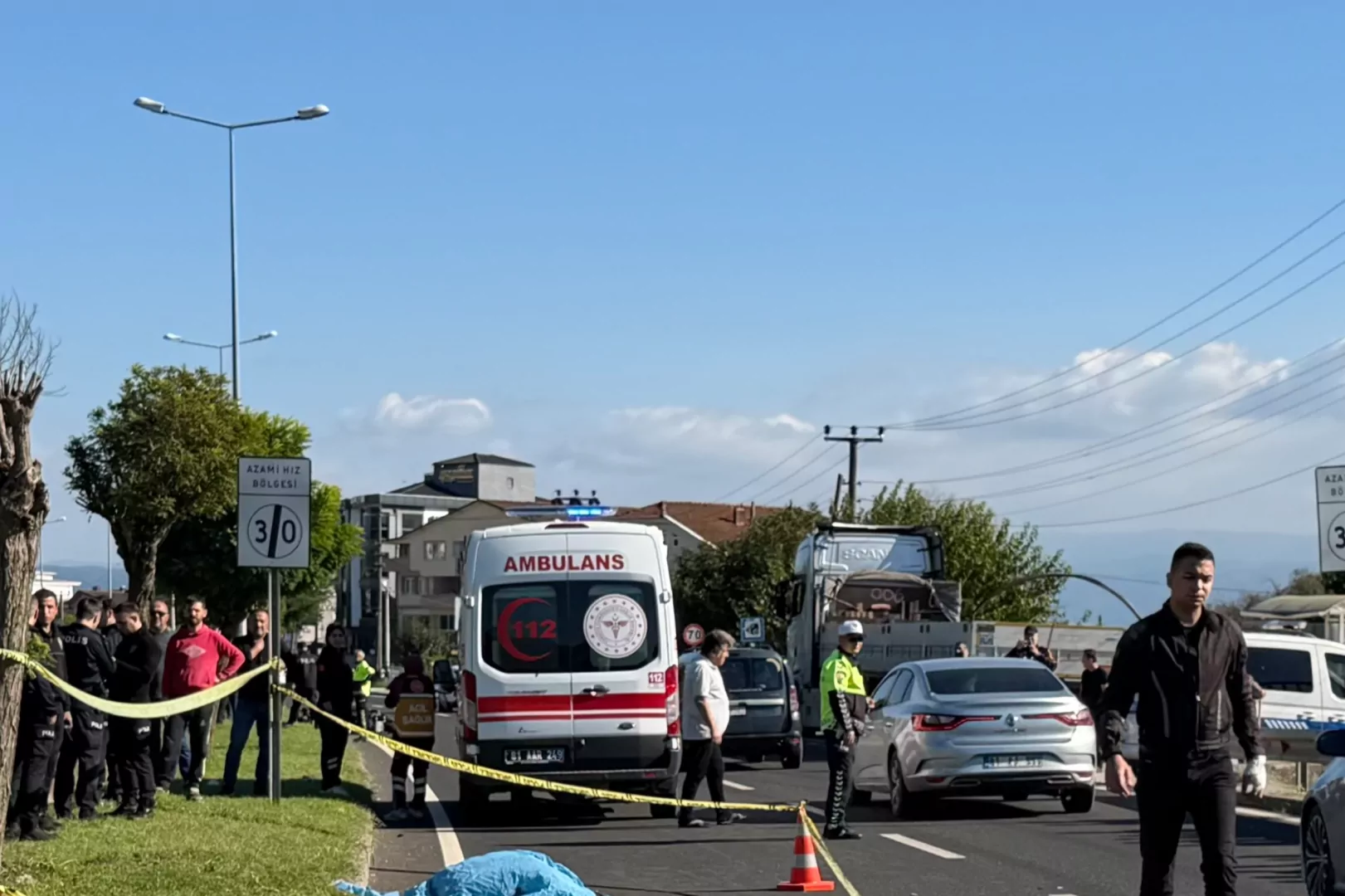 D&uuml;zce&rsquo;de motosiklet yayaya &ccedil;arptı: 1 &ouml;l&uuml;, 1 yaralı