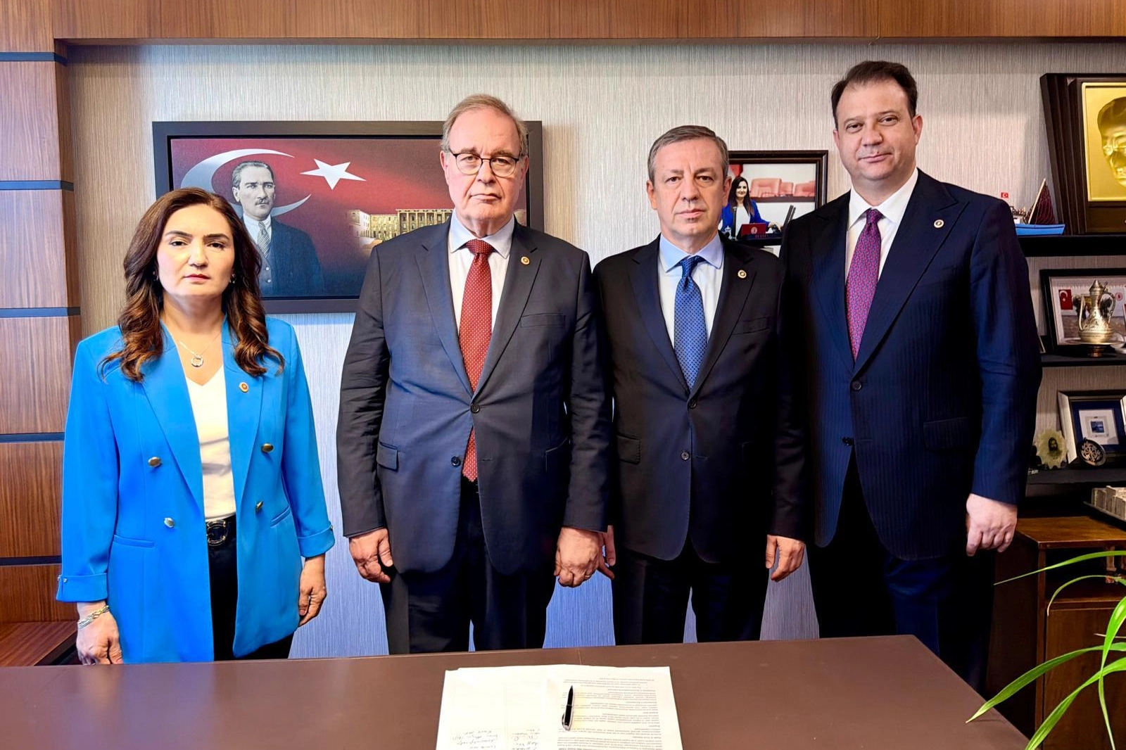 CHP Grubu da &ccedil;er&ccedil;eve yasa teklifini imzaladı