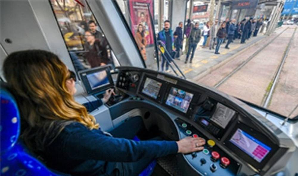 Raylarda kadın g&uuml;c&uuml;