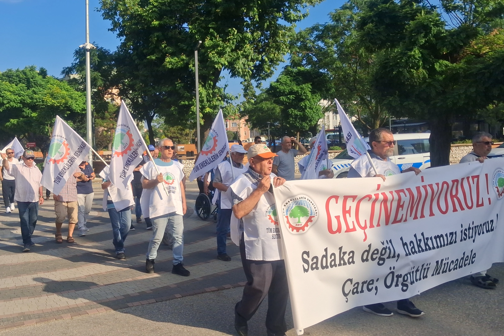 Emeklilerden Keşan'da 'ge&ccedil;inemiyoruz' y&uuml;r&uuml;y&uuml;ş&uuml;