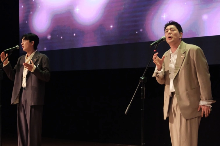 G&uuml;ney Koreli M&uuml;zik Grubu Hoondoo T&uuml;rk&ccedil;e şarkıları &Ccedil;anakkale'de seslendiridi
