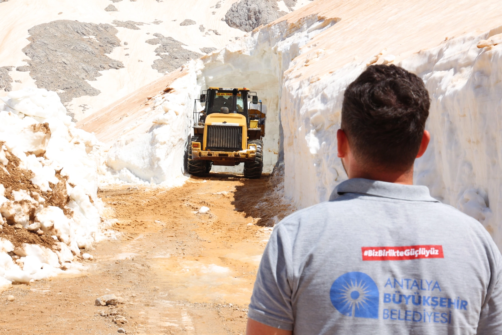 Antalya&rsquo;da yayla yollarında karla m&uuml;cadele s&uuml;r&uuml;yor
