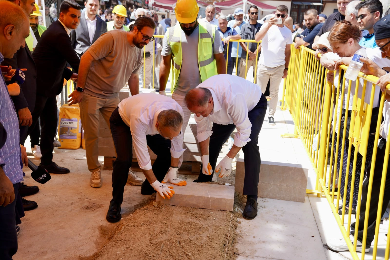 Ey&uuml;psultan Meydanı yenileniyor... İlk taşı Nuri Aslan koydu