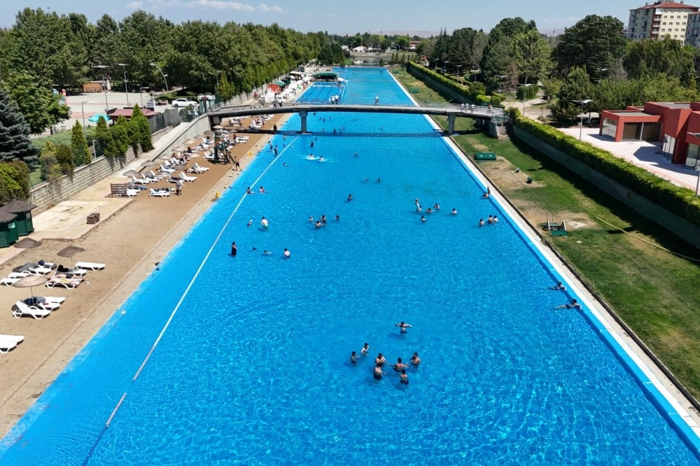 Eskişehir'de Kentpark Yapay Plajı yeni sezonda hizmete a&ccedil;ıldı