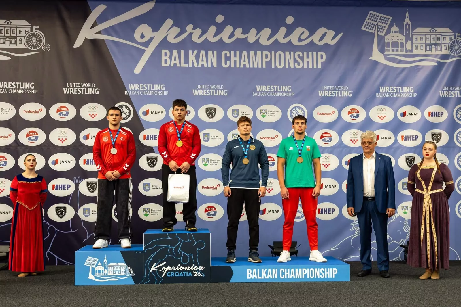 Bursa&nbsp;Yıldırımlı g&uuml;reş&ccedil;iler Balkan Şampiyonası&rsquo;ndan madalyalarla d&ouml;nd&uuml;