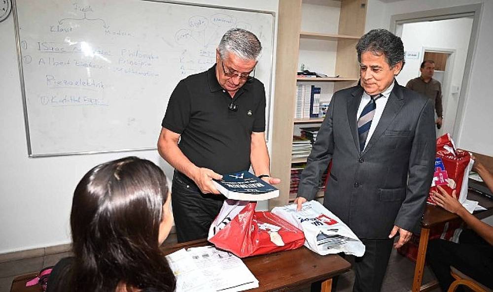 &Ouml;ğrencilere &uuml;cretsiz kitapları dağıtıldı