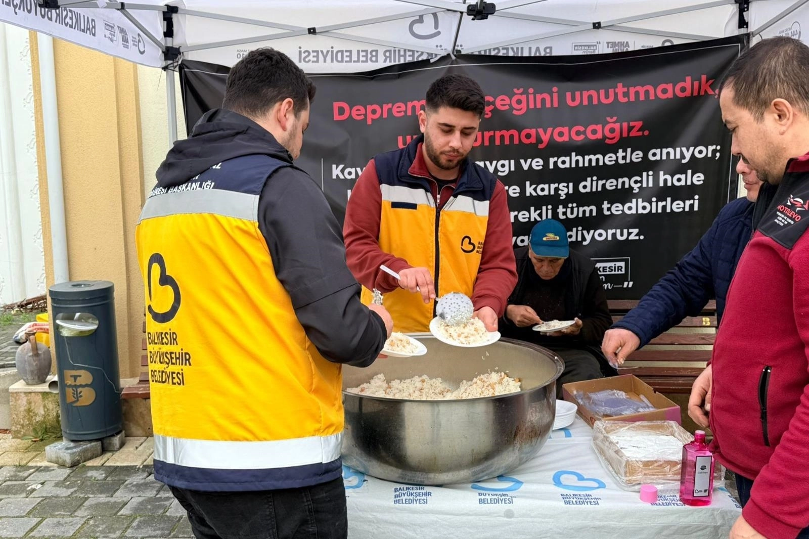 Balıkesir&rsquo;de depremde hayatını kaybedenler i&ccedil;in pilav hayrı