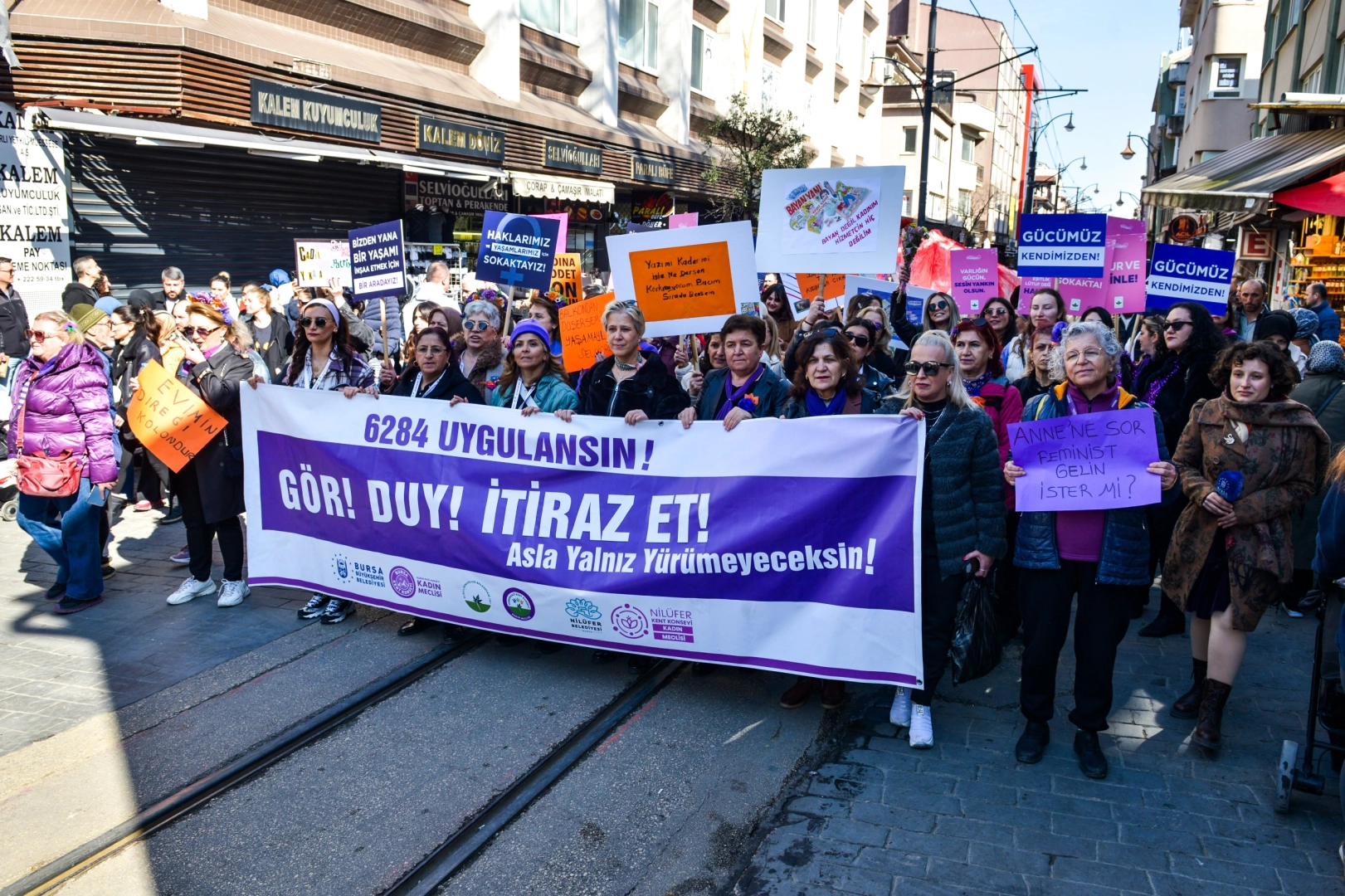 Bursa'da kadınlar eşitlik i&ccedil;in y&uuml;r&uuml;d&uuml;