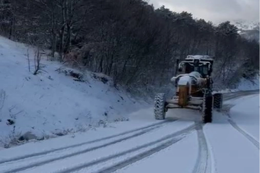 Bursa'da karla kaplı yollar B&uuml;y&uuml;kşehir'le a&ccedil;ılıyor