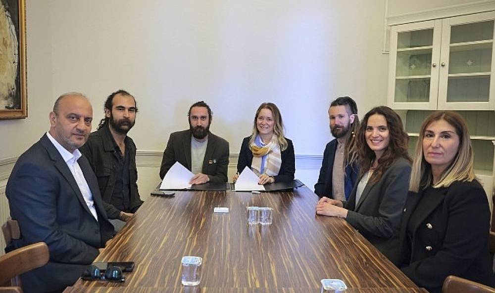  ​Konak'ta imzalar sanat için atıldı