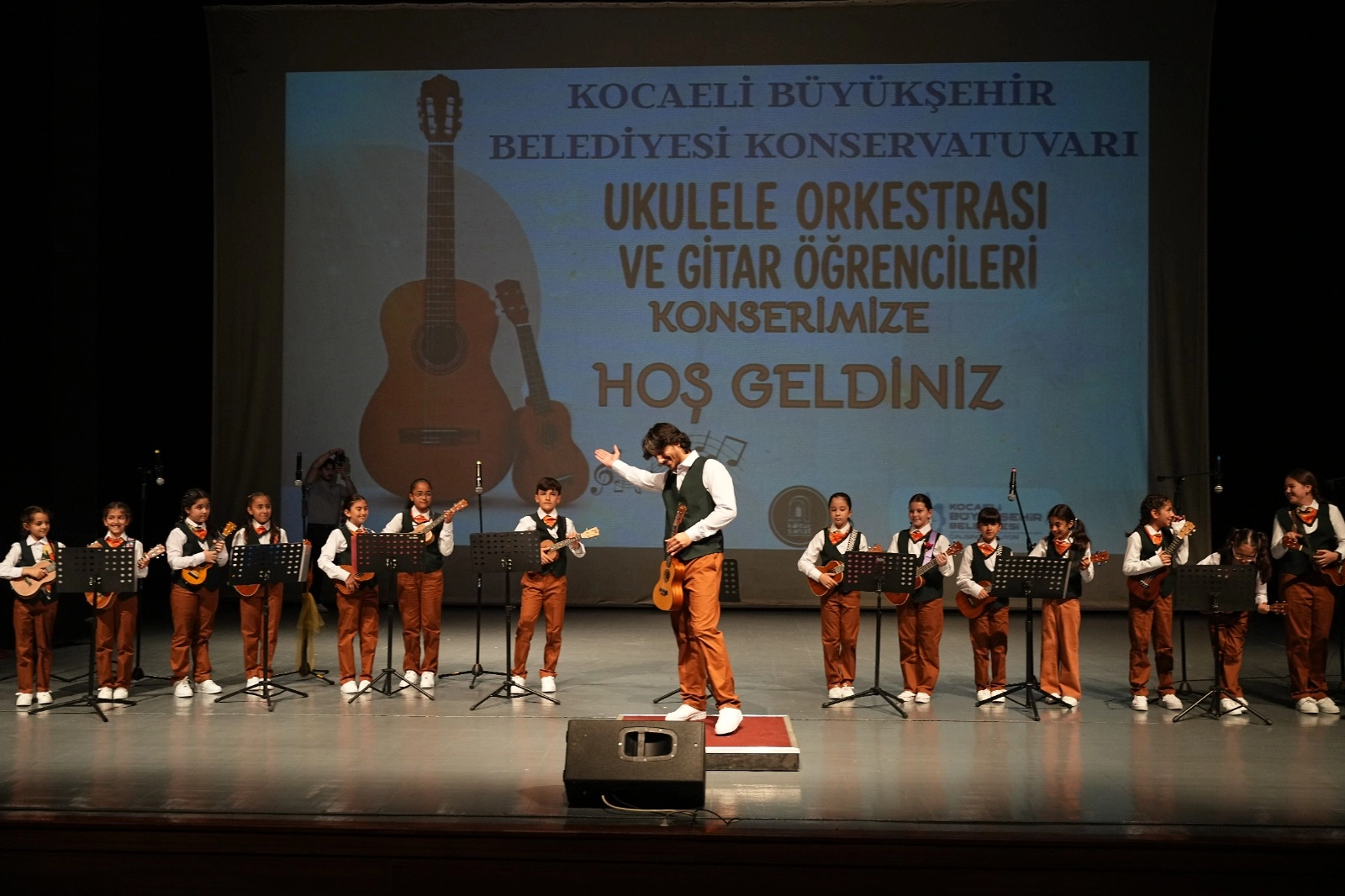 Kocaeli'de konservatuvar &ouml;ğrencileri hem &ccedil;aldı hem oynadı