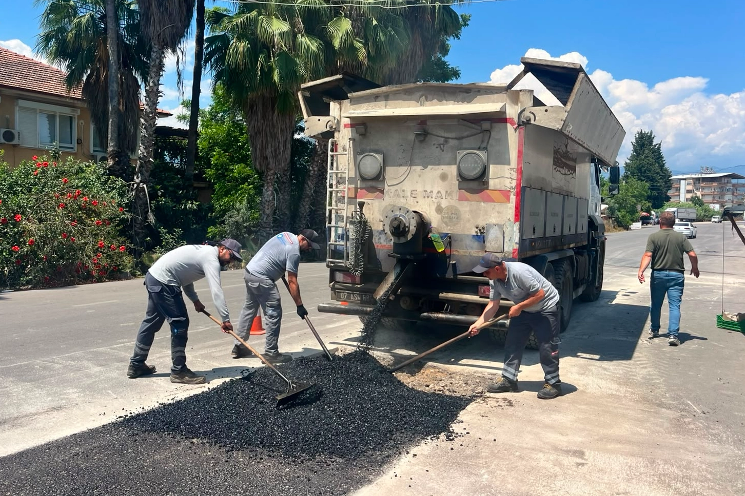 Antalya Finike&rsquo;de yollar yenileniyor