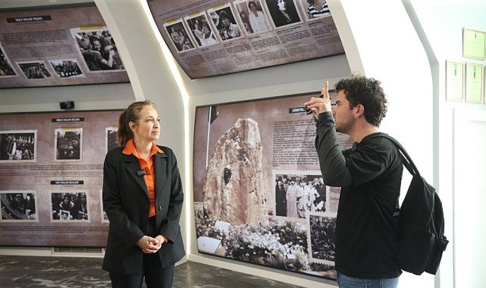 Karşıyaka'da rehberli turlar yeni rotayla devam ediyor:   &ldquo;Atat&uuml;rk'&uuml;n Adımlarıyla Karşıyaka"