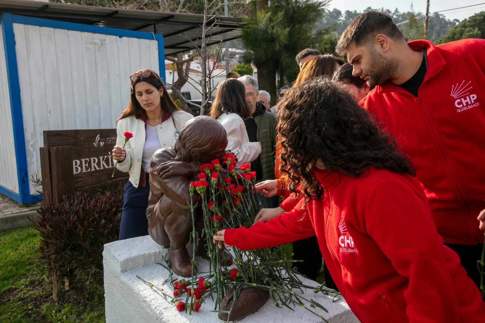 Berkin Elvan &ouml;l&uuml;m&uuml;n&uuml;n 12. yılında G&uuml;zelbah&ccedil;e&rsquo;de anıldı
