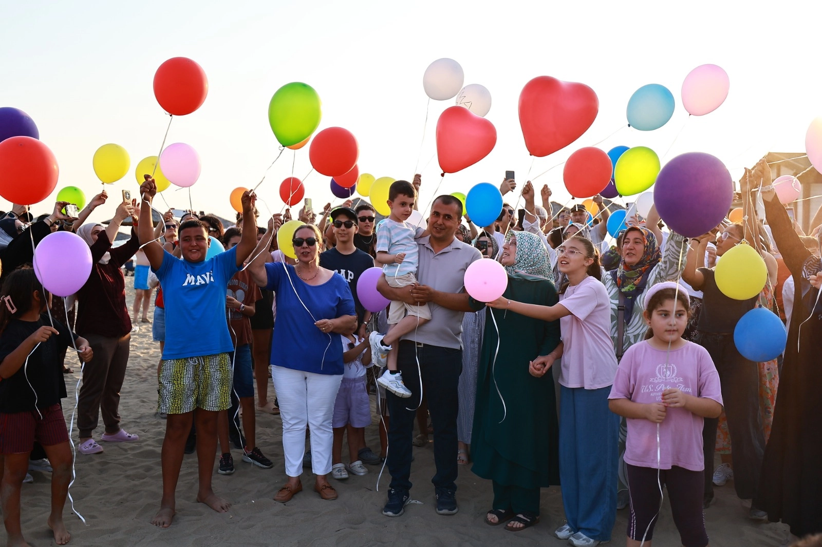 Umut balonları g&ouml;ky&uuml;z&uuml;ne G&ouml;ktuğ i&ccedil;in bırakıldı