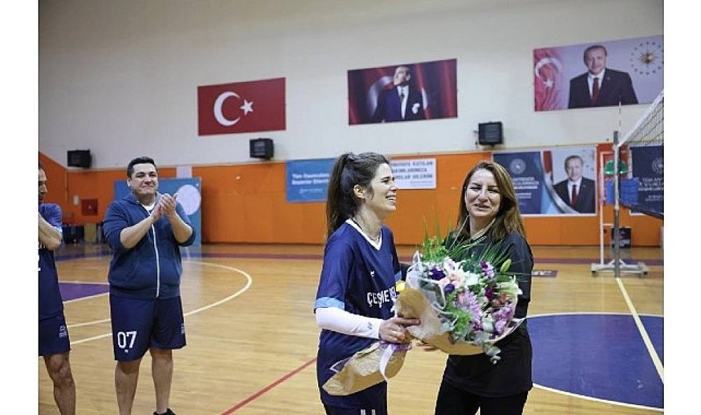 &Ccedil;eşme Belediyesi Birimler Arası Voleybol Turnuvası coşkuyla tamamlandı