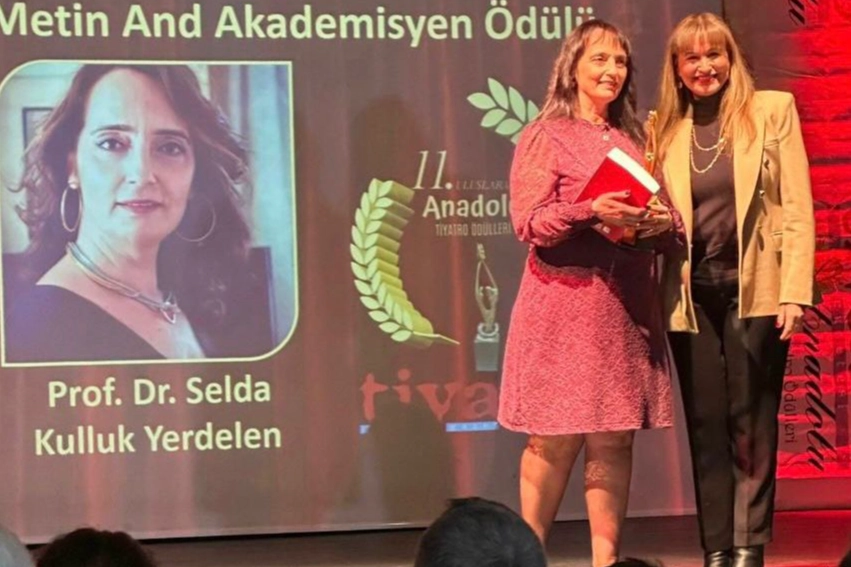 DE&Uuml;&rsquo;l&uuml; akademisyene sahne tasarımı &ouml;d&uuml;l&uuml;ne layık g&ouml;r&uuml;ld&uuml;