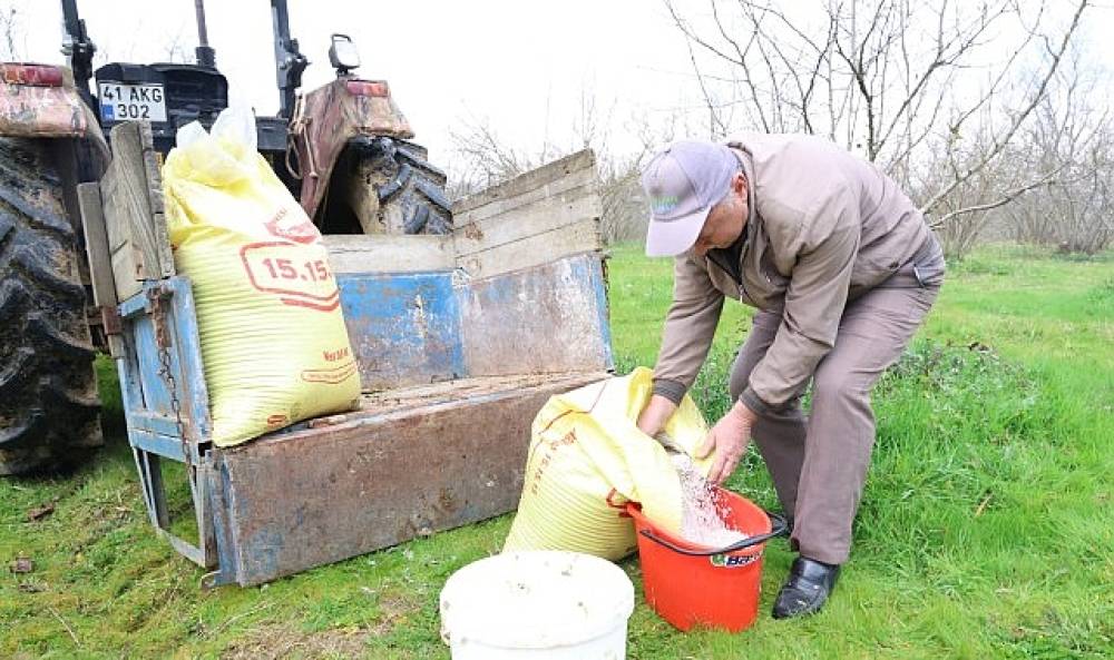 G&uuml;breler toprakla buluşuyor, &ccedil;ift&ccedil;inin y&uuml;z&uuml; g&uuml;l&uuml;yor