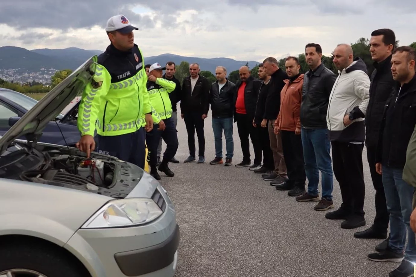 Bursa Jandarma Trafik'ten şof&ouml;rlere g&uuml;venli s&uuml;r&uuml;ş eğitimi