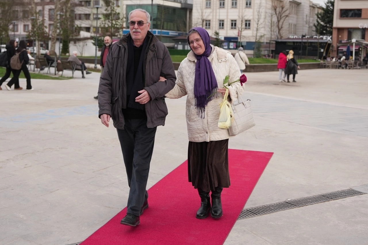 D&uuml;zce&rsquo;de &ccedil;iftlere &ouml;zel kırmızı halı s&uuml;rprizi