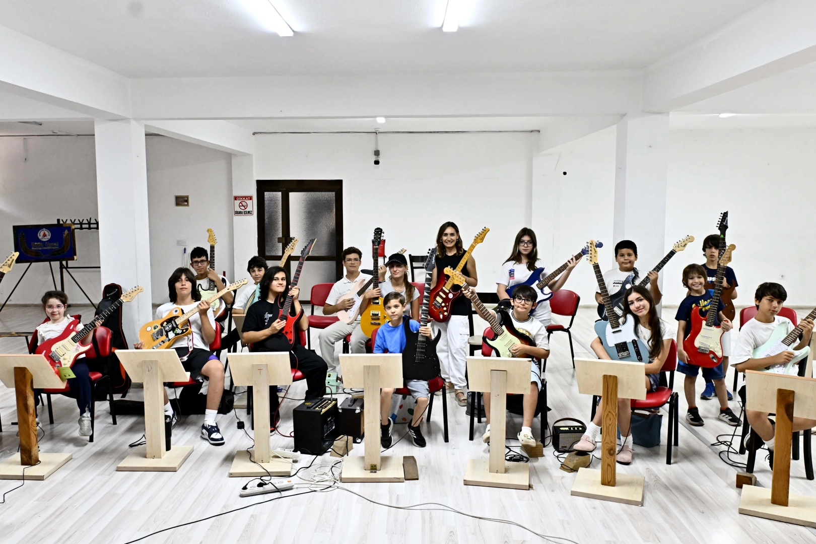 Antalya Muratpaşa'da Değirmen&ouml;n&uuml;&rsquo;nde gitarın d&ouml;rt hali