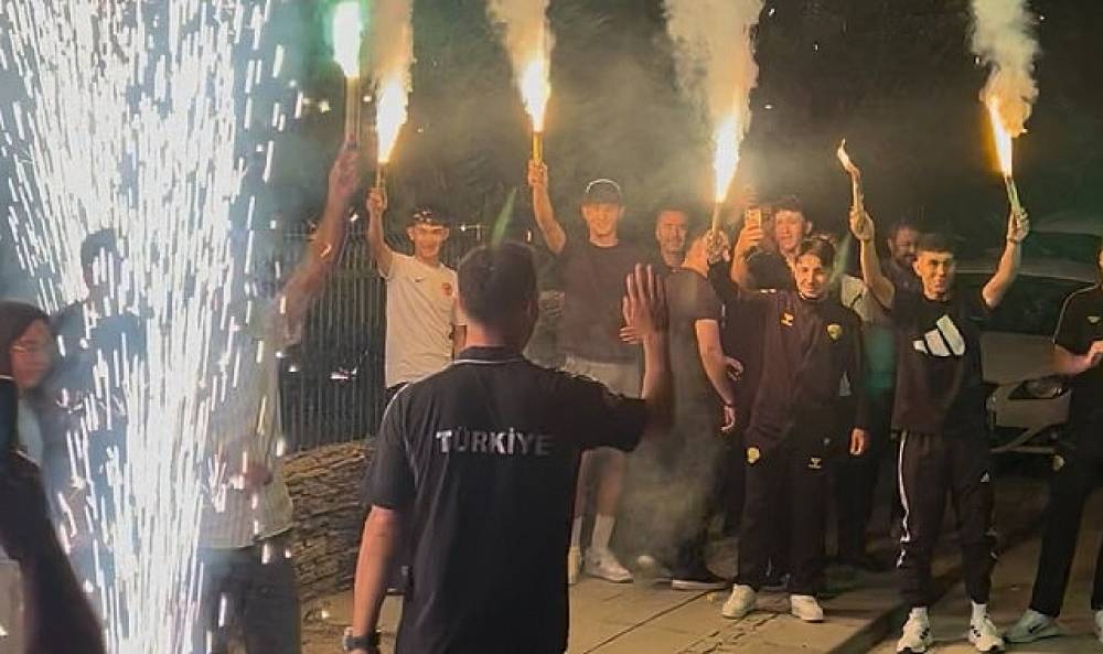 Almanya'da &Uuml;lkemizi Gururlandıran Bisiklet&ccedil;ilerimize Coşkulu Karşılama