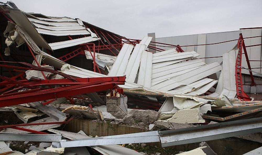 Nil&uuml;fer'de iki ka&ccedil;ak iş yeri yıkıldı