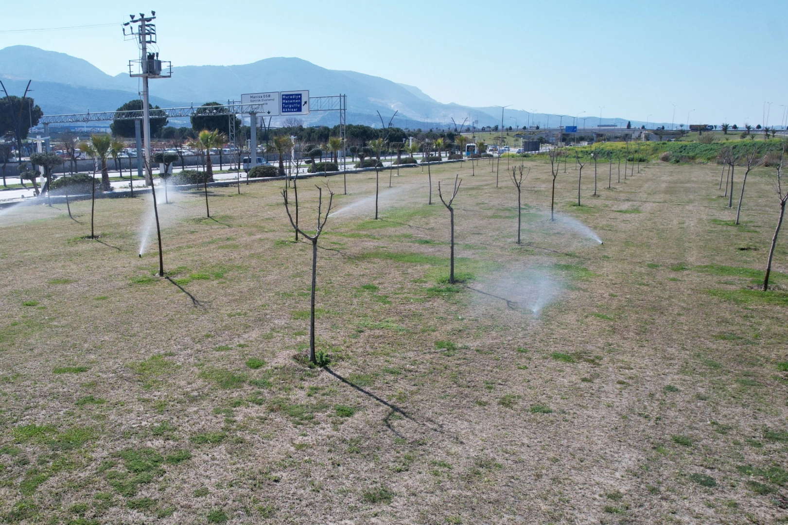 Manisa'da yeşil alanlarda akıllı sulama d&ouml;nemi