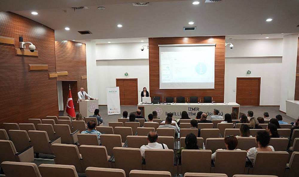 İzmir İl Milli Eğitim Müdürlüğü'nün yürüttüğü 'DeThink' projesi kapsamında oluşturulan teknoloji destekli platform, ortaokul öğretmenlerinin kullanımına sunuldu