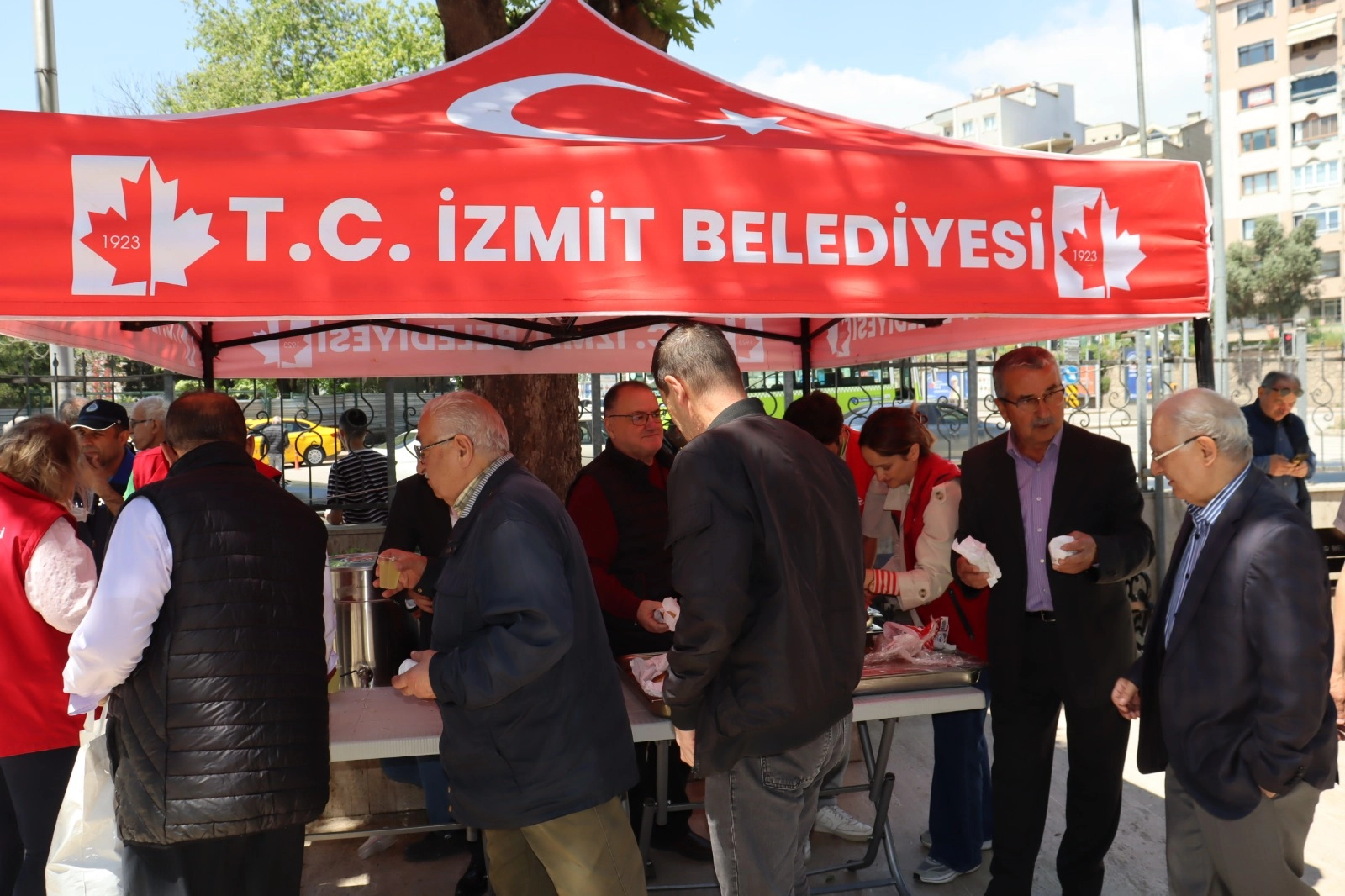 İzmit Belediyesi Cumalık g&ouml;n&uuml;l ikramlarını Kozluk'ta yaptı