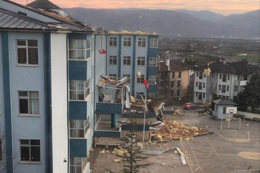 D&uuml;zce&rsquo;de &ccedil;atısı hasar g&ouml;ren okulda eğitime 1 g&uuml;n ara!