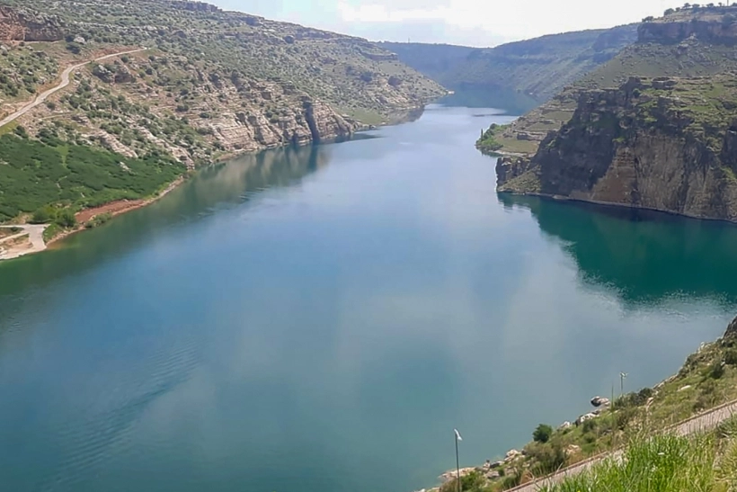 Dicle Barajı'nda kontroll&uuml; su tahliyesi