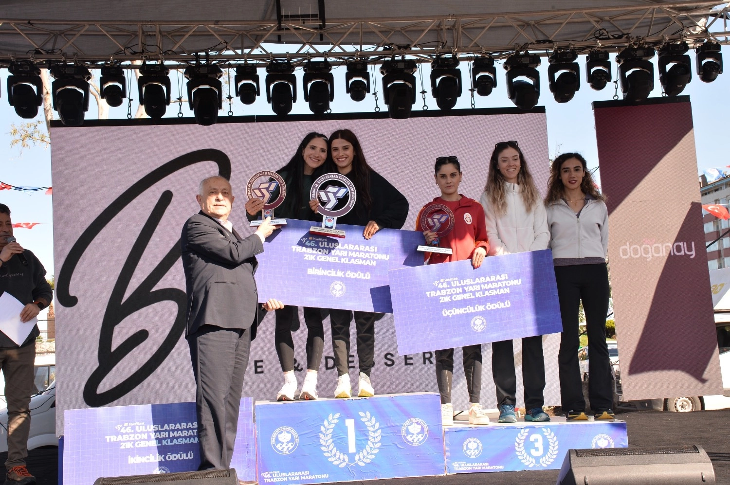 Trabzon'da &ouml;d&uuml;ller sahiplerini buldu