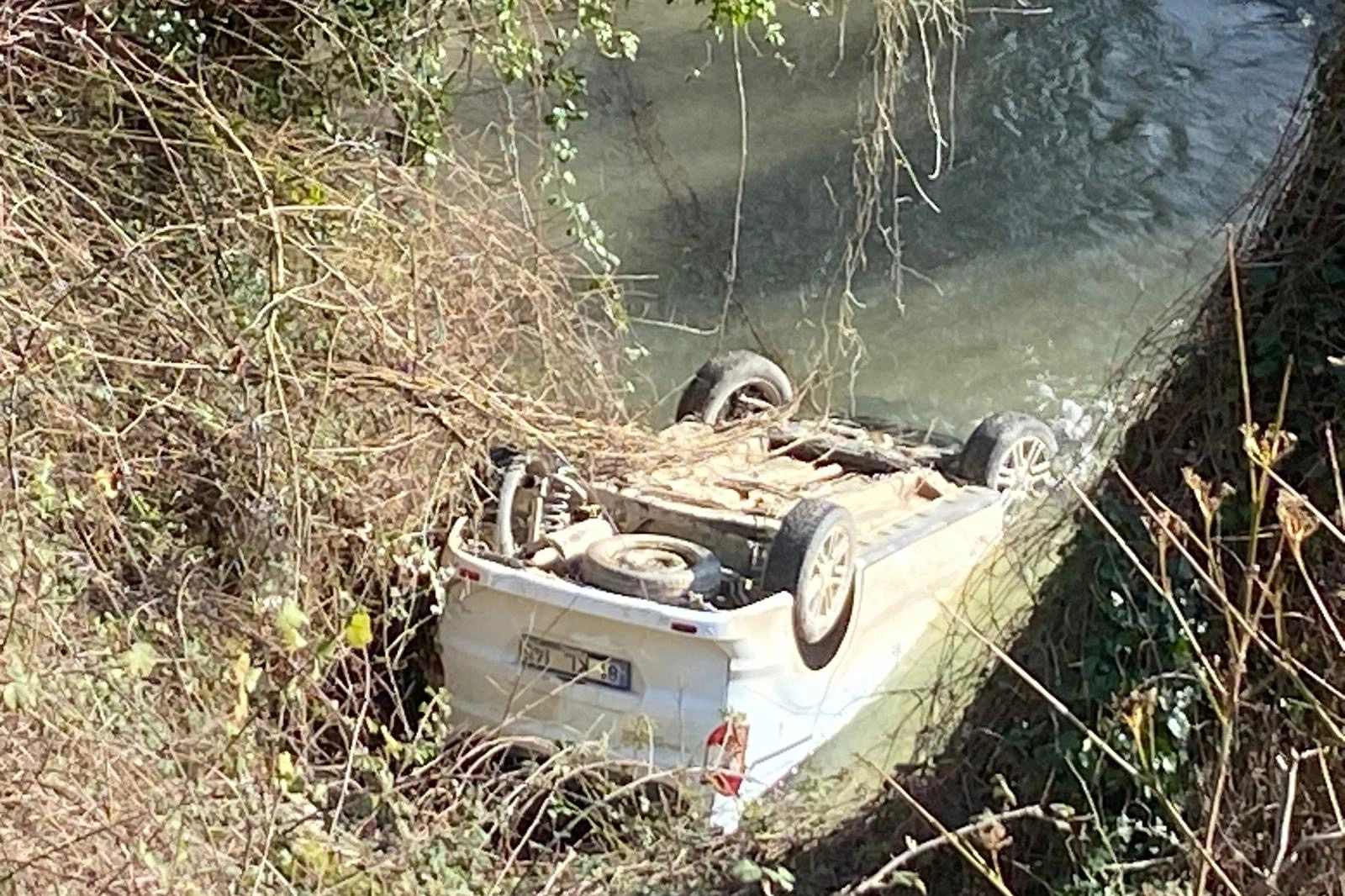 D&uuml;zce Ak&ccedil;akoca&rsquo;da otomobil dere yatağına yuvarlandı