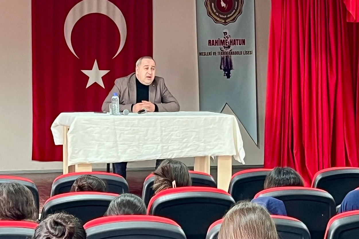 Osmaniye&rsquo;de gen&ccedil;lere medya uyarısı: Her g&ouml;rd&uuml;ğ&uuml;n&uuml;z bilgiye inanmayın