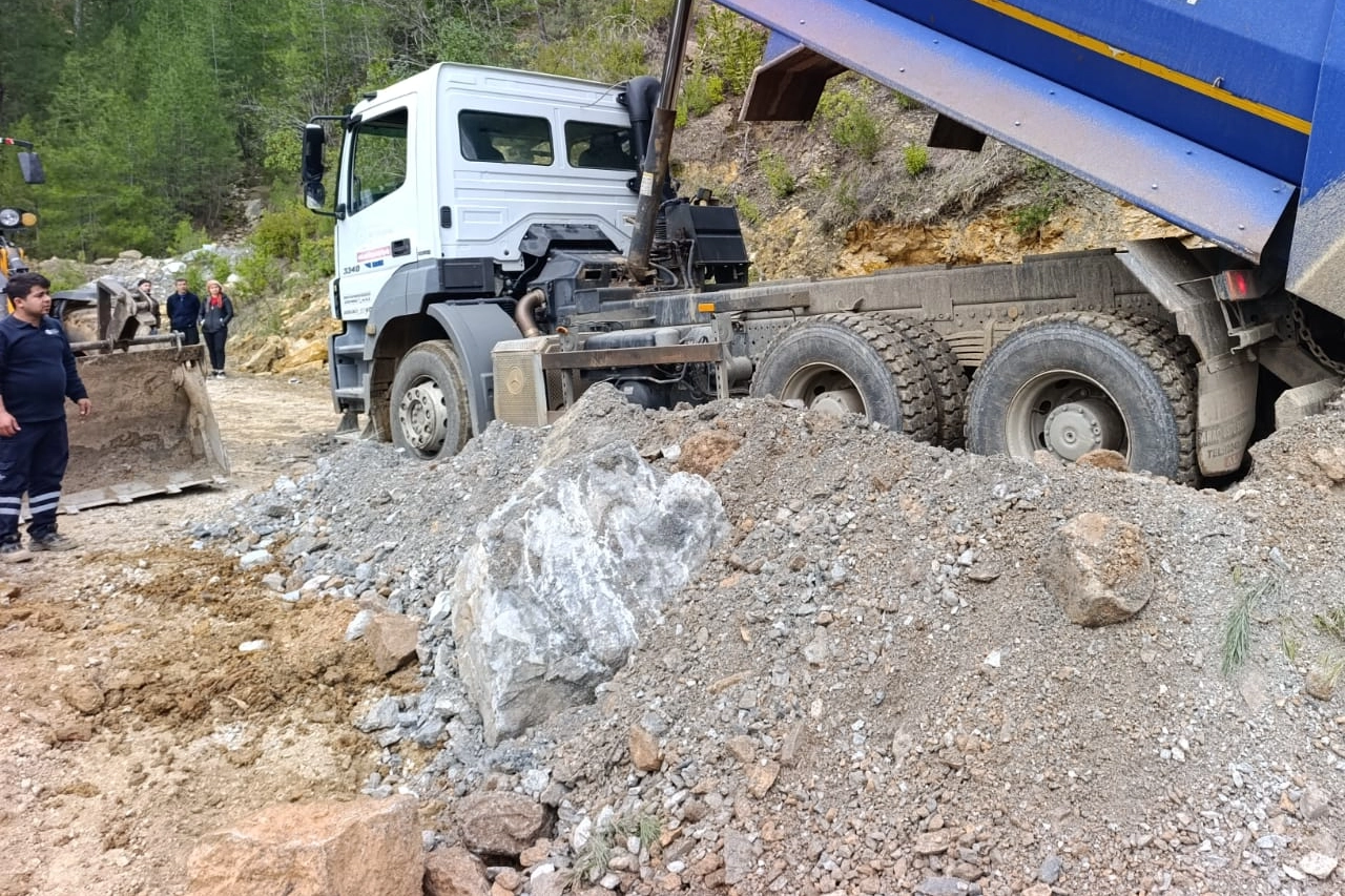 Alanya&rsquo;da heyelan ve g&ouml;&ccedil;&uuml;k sonrası B&uuml;y&uuml;kşehir&rsquo;den yoğun mesai