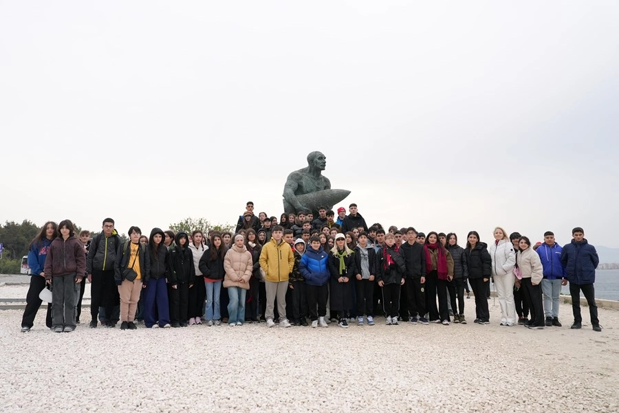 İstanbul Maltepeli &ouml;ğrencilerden &Ccedil;anakkale&rsquo;ye duygusal ziyaret