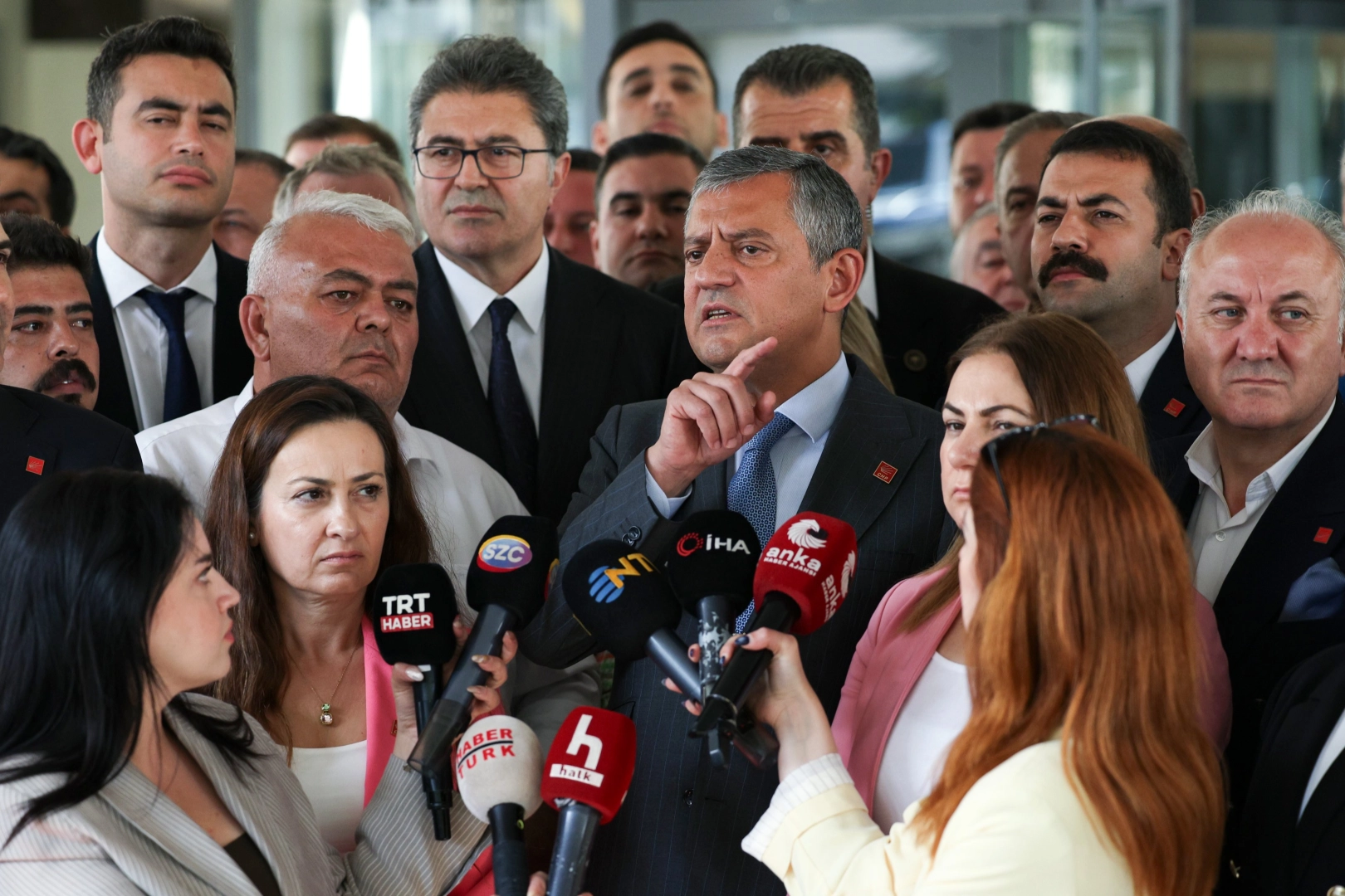 &Ouml;zg&uuml;r &Ouml;zel&rsquo;den 'butlan' tepkisi: "Tedbir kararı kurultayı engellemez"