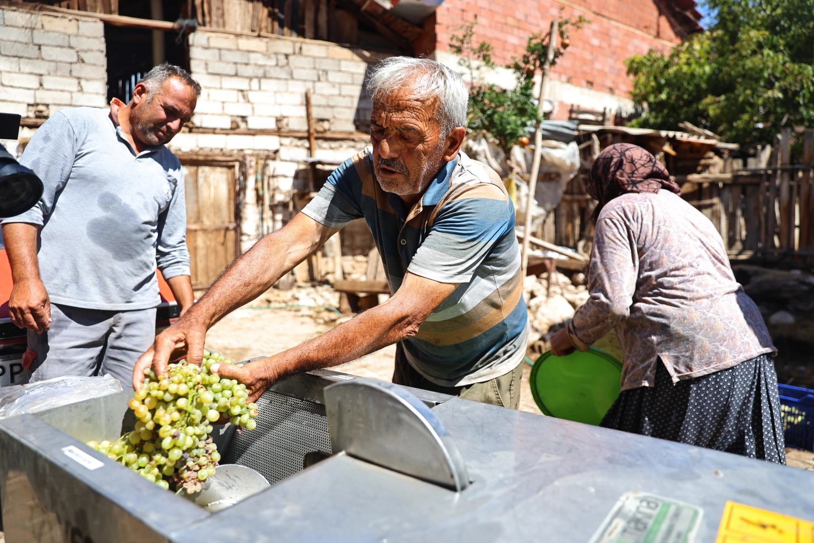 Antalya'da &uuml;z&uuml;m &uuml;reticilerine makine desteği