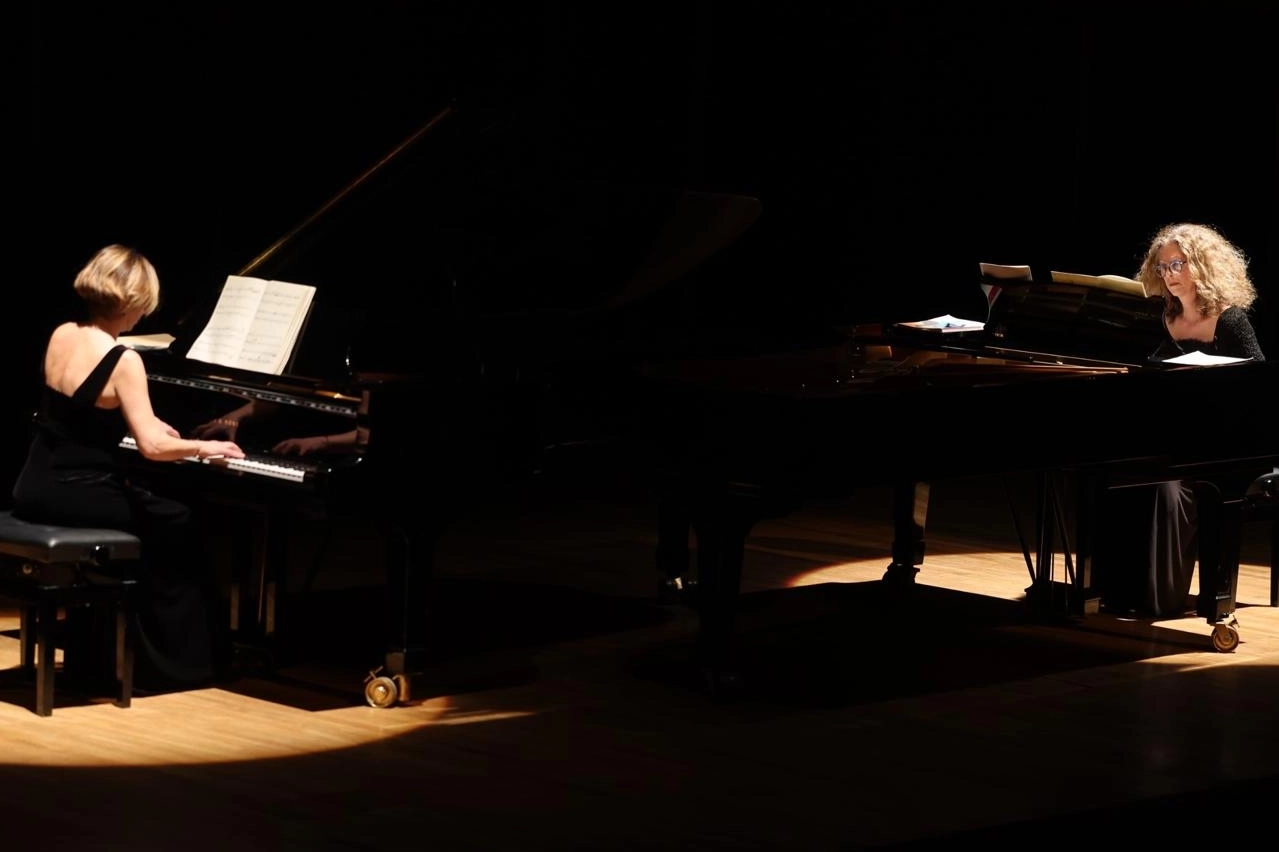 İzmir'de iki piyano, iki k&uuml;lt&uuml;r