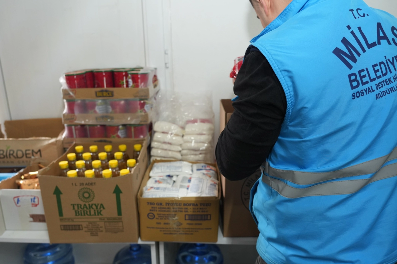 Milas'tan ihtiya&ccedil; sahiplerine gıda kolisi desteği