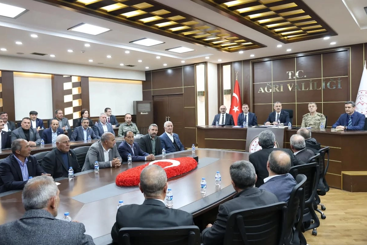 Ağrı Vali Bozkurt'tan k&ouml;ylere koordinasyon
