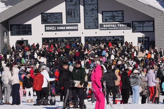 Denizli&rsquo;de kayak merkezi ve teleferik hafta sonu doldu taştı