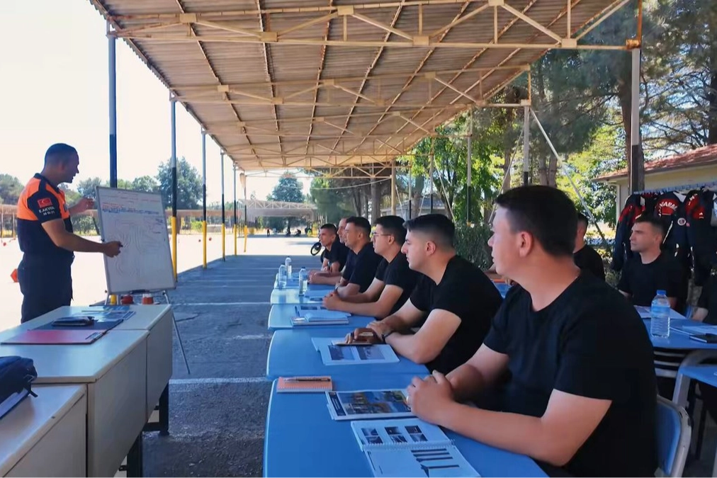 Bursa'da Jandarma personeline ileri motosiklet s&uuml;r&uuml;ş eğitimi tamamlandı